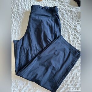 Lululemon women’s golf cropped pant - size 8 navy blue warpstreme fabric